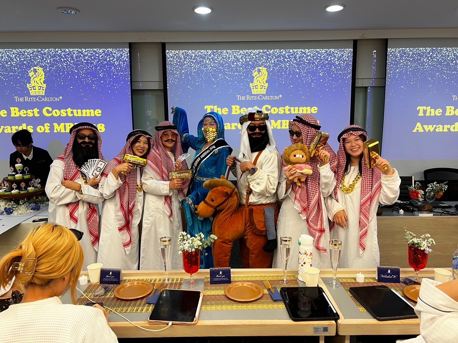 ชุดอาหรับดูไบ / ชุดเศรษฐีดูไบ / ชุดชีค / ชุดอาหรับ / ชุดดูไบ พร้อมปืนยิงแบงค์ และพร๊อพ