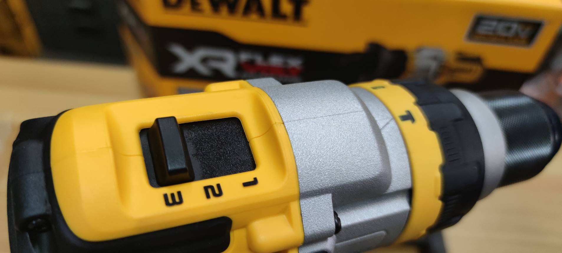 สว่านกระแทกไร้สาย20V DCD999N DEWALT