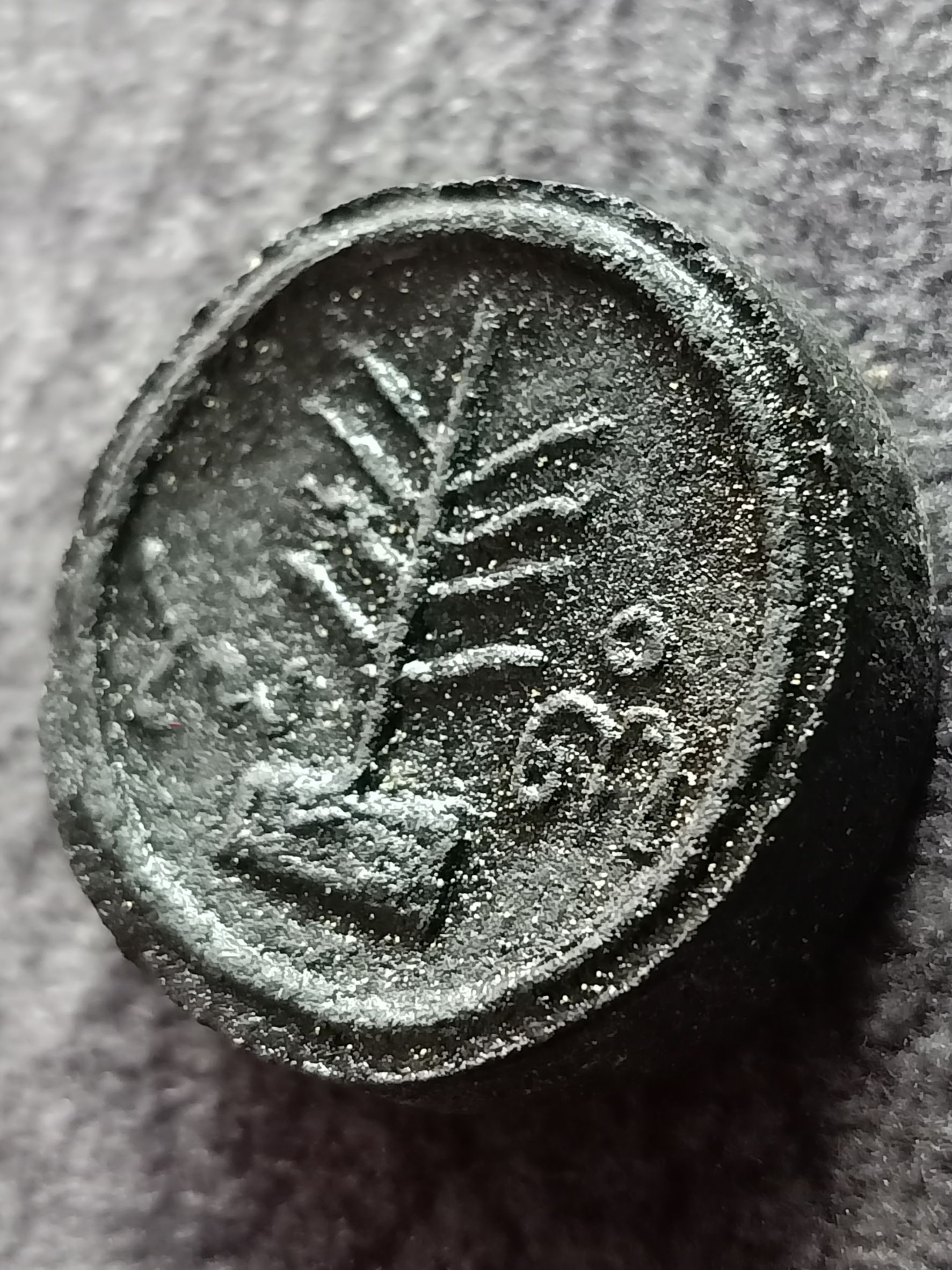 พระผงว่านไพรดำ ปู่สัมฤทธิ์ สีขวา ทำมาจากผงว่านไพรดำของแท้ ต้นตำหรับหนึ่งเดียว