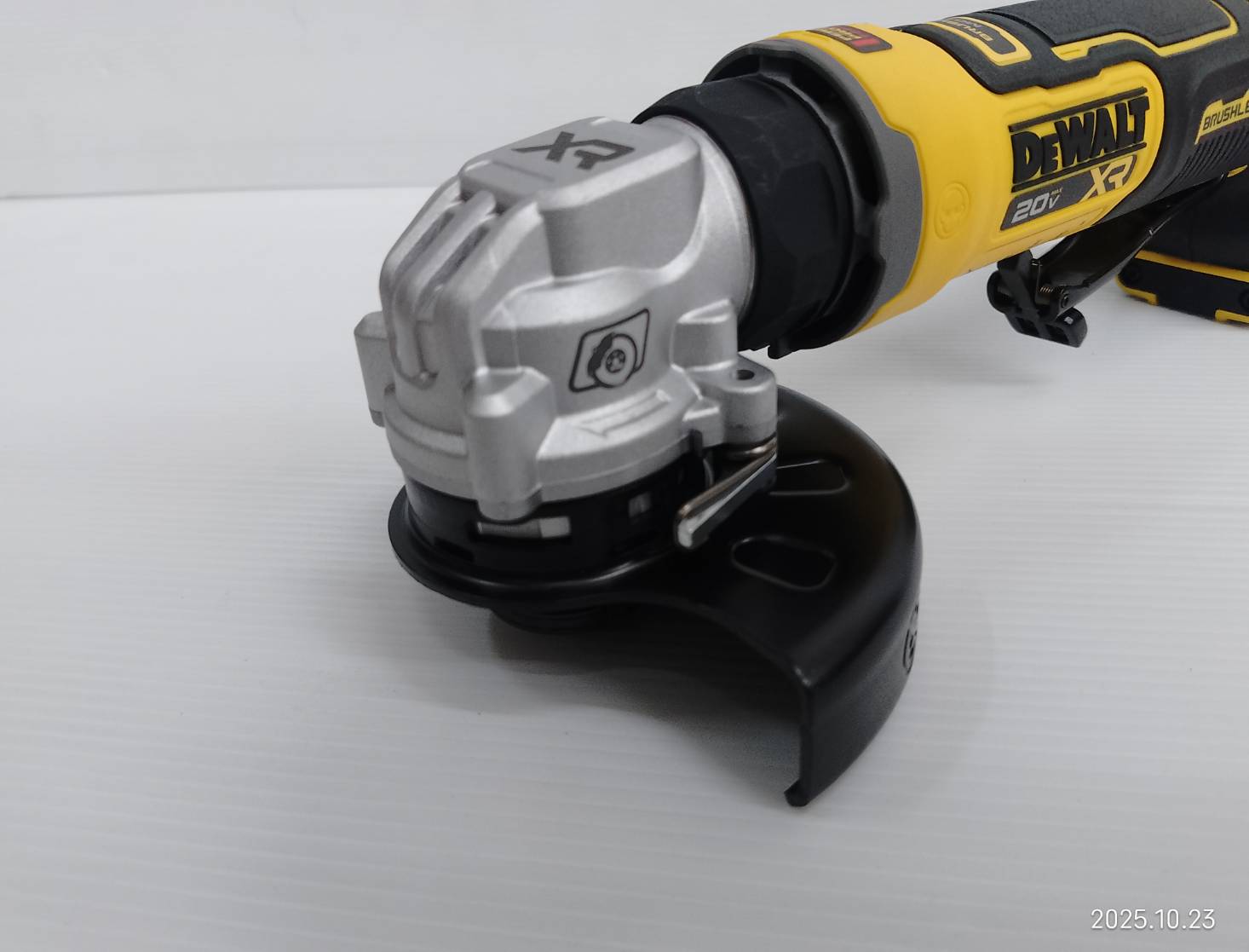 DEWALT เครื่องเจียรไร้สาย 4 นิ้ว 20V DCG400N-B1 (ตัวเปล่า) รับประกันศูนย์ 3 ปี