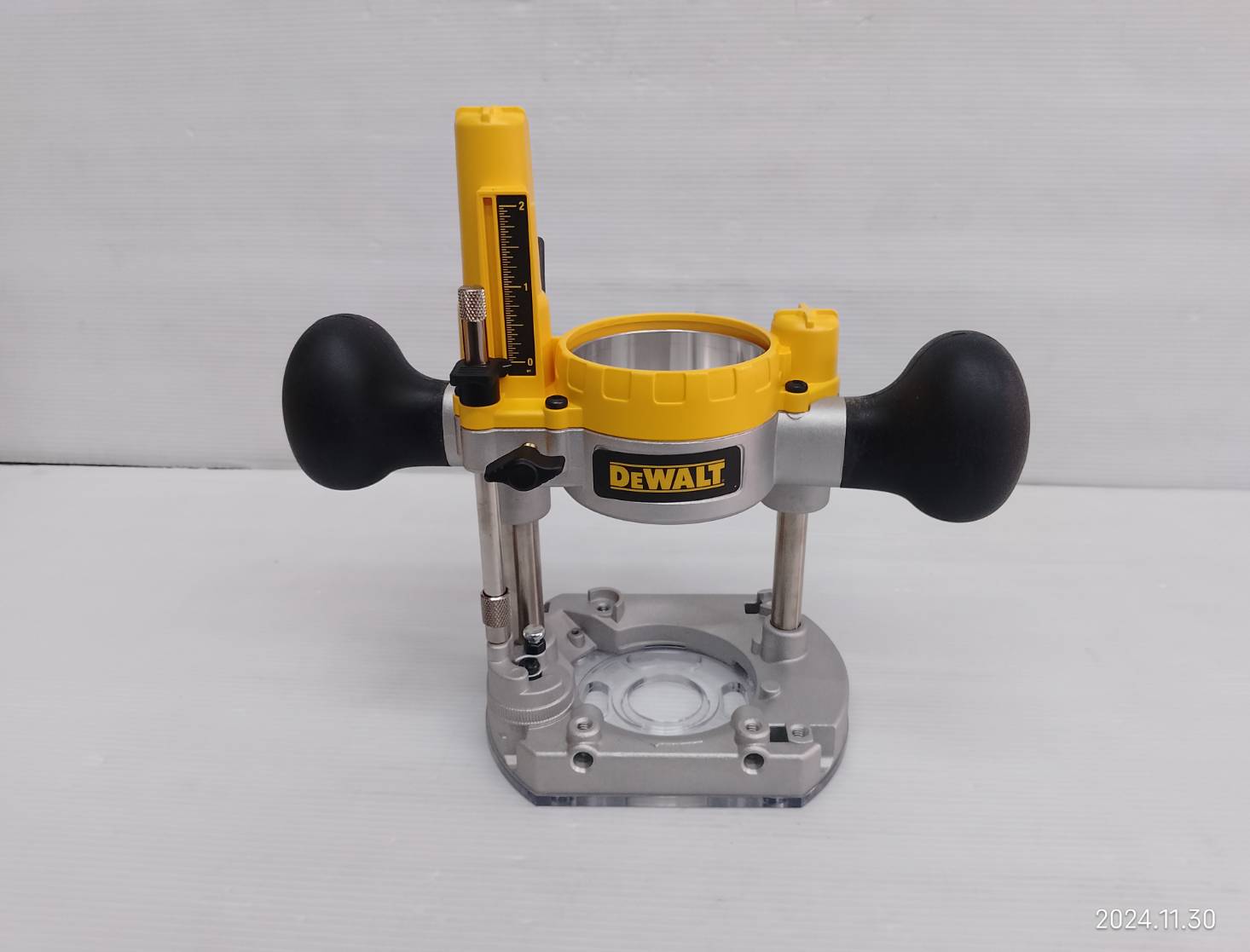 DEWALT แท่นกดเสริมสำหรับทริมเมอร์ DCW600 (เสื้อทริมเมอร์) รุ่น DNP612