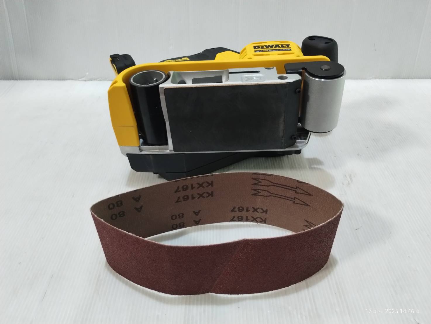 เครื่องขัดกระดาษทรายสายพาน20V DCW220N Dewalt (ตัวเปล่า)