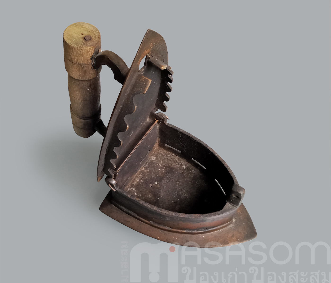 เตารีดผีเสื้อทองเหลืองโบราณ