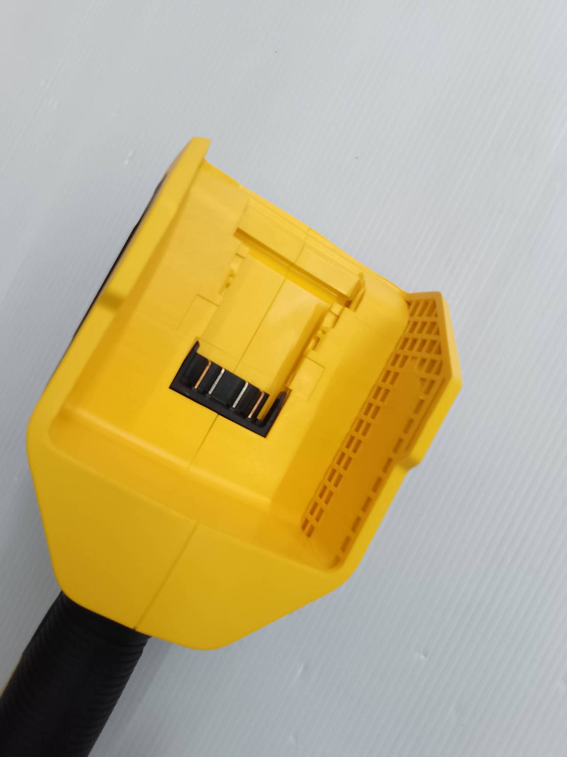 DEWALT รุ่น DCMST561P1-B1 เครื่องเล็มหญ้าไร้สาย 20Vmax (พร้อมกับแบตเตอรี่ 5.0AH)