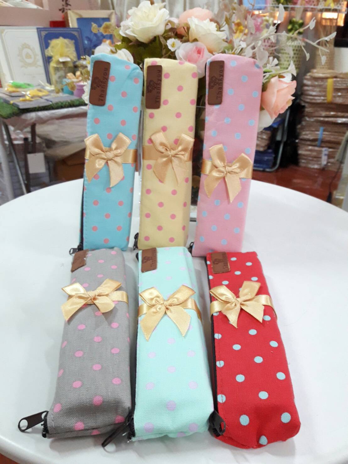กระเป๋าใส่ดินสอผ้าแคนวาสลายจุด หลากสี ขนาด 20x5 เซน คาดโบว์ พร้อมติด Tag (คำว่า Thank You)