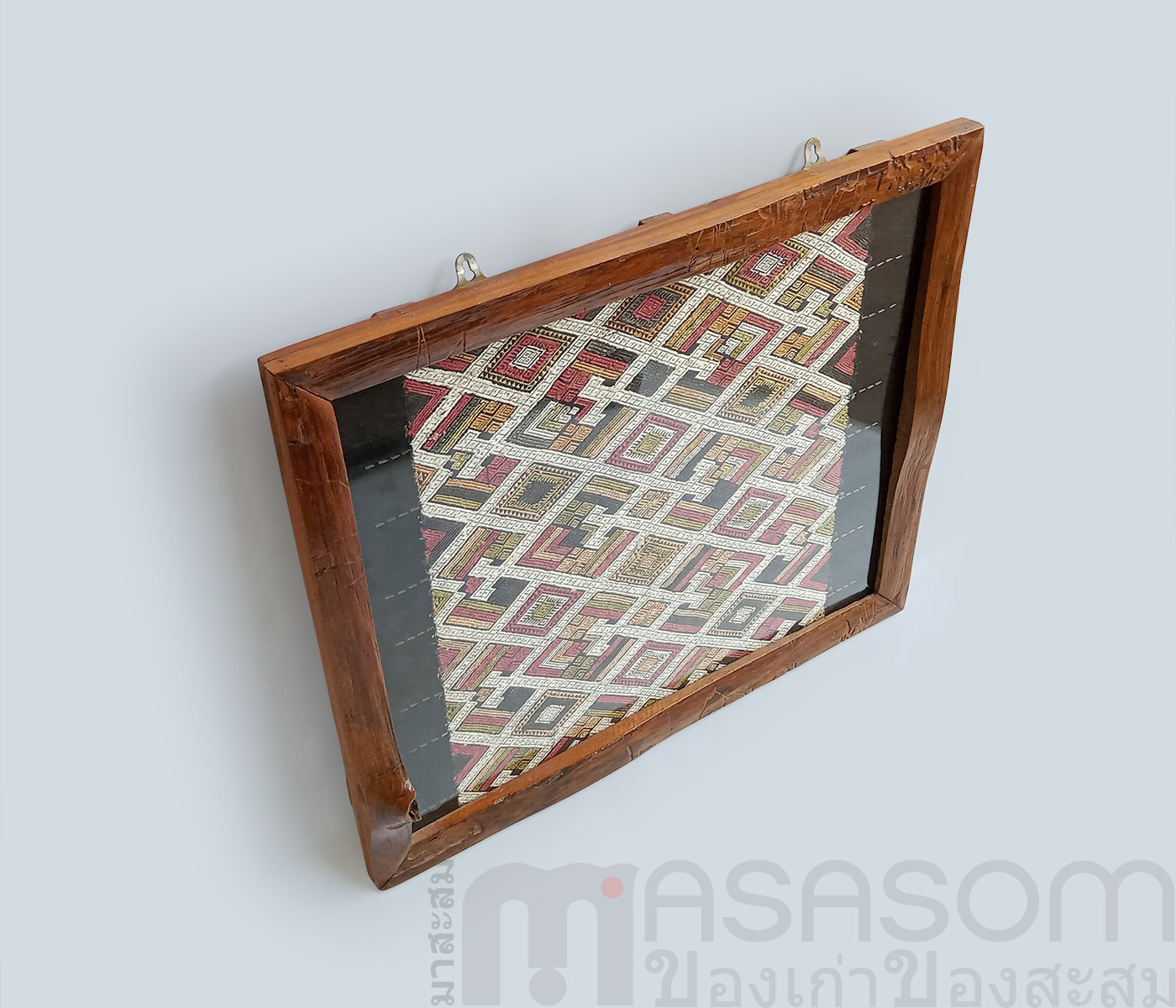 ผ้าไหมทอมือในกรอบไม้สัก