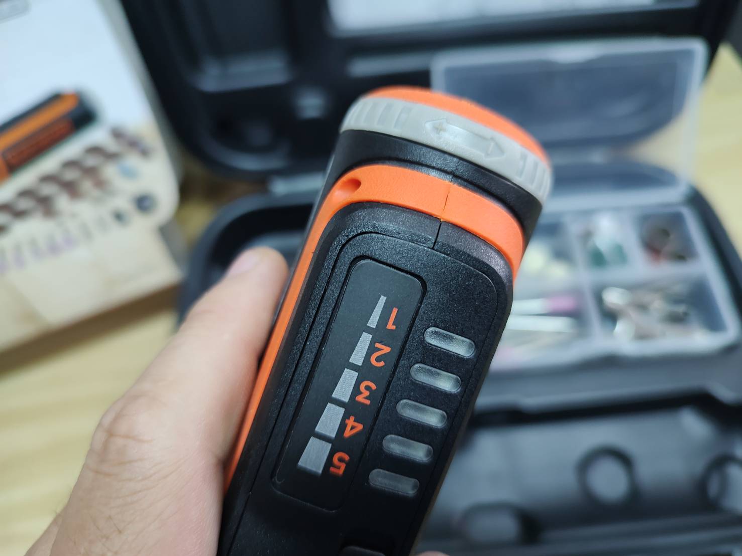 เจียรอเนกประสงค์8V พร้อมอุปกรณ์35ชิ้น BCRT8K35-B1 BLACK&DECKER