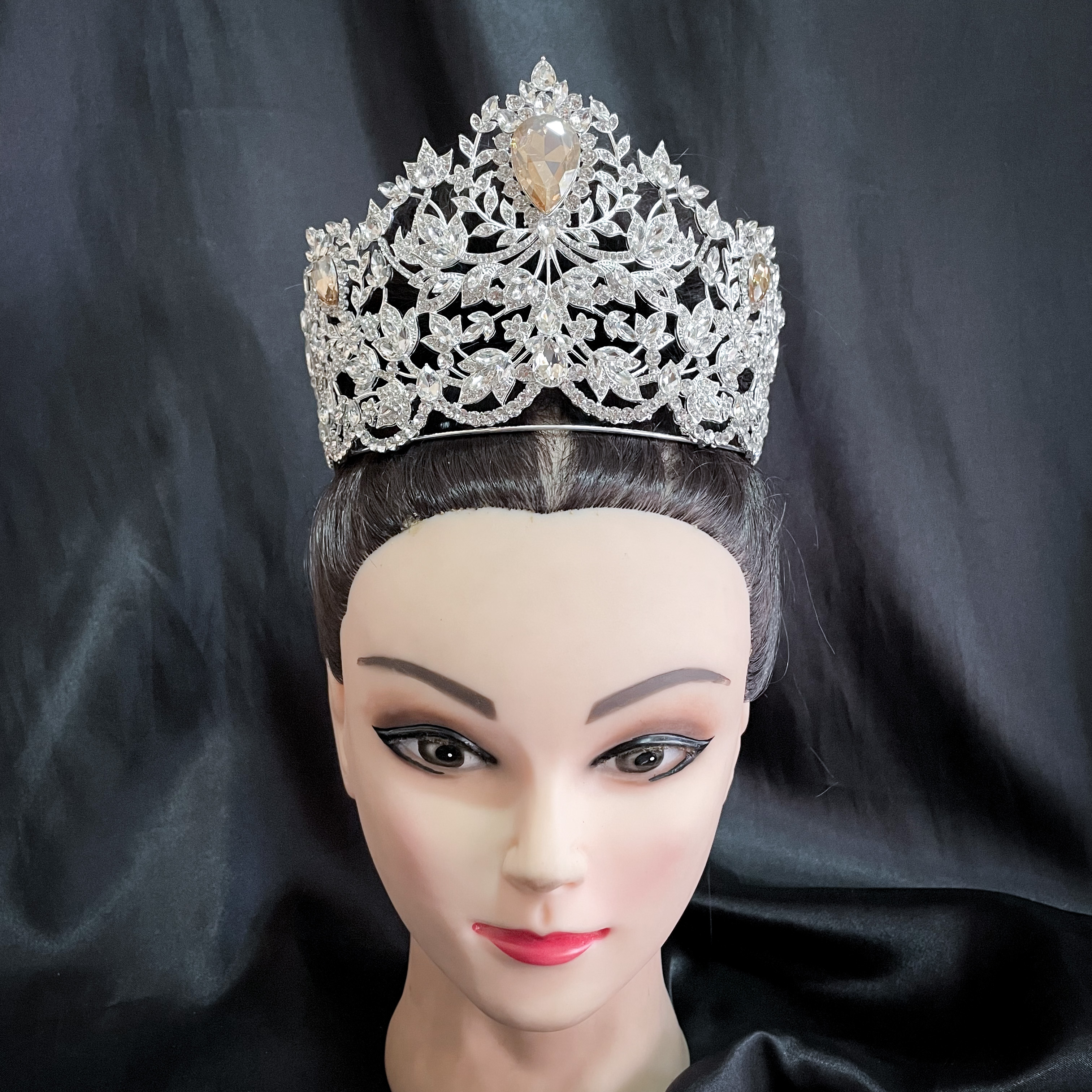 (พร้อมส่ง) เทียร่า 315 มงกุฎ Miss Universe 2019 ใหม่ล่าสุด ”Power of Unity“ จาก Mouawad มงกุฎนางงามจักรวาล ครึ่งวงกลม ประดับเพชร มงกุฎประกวด