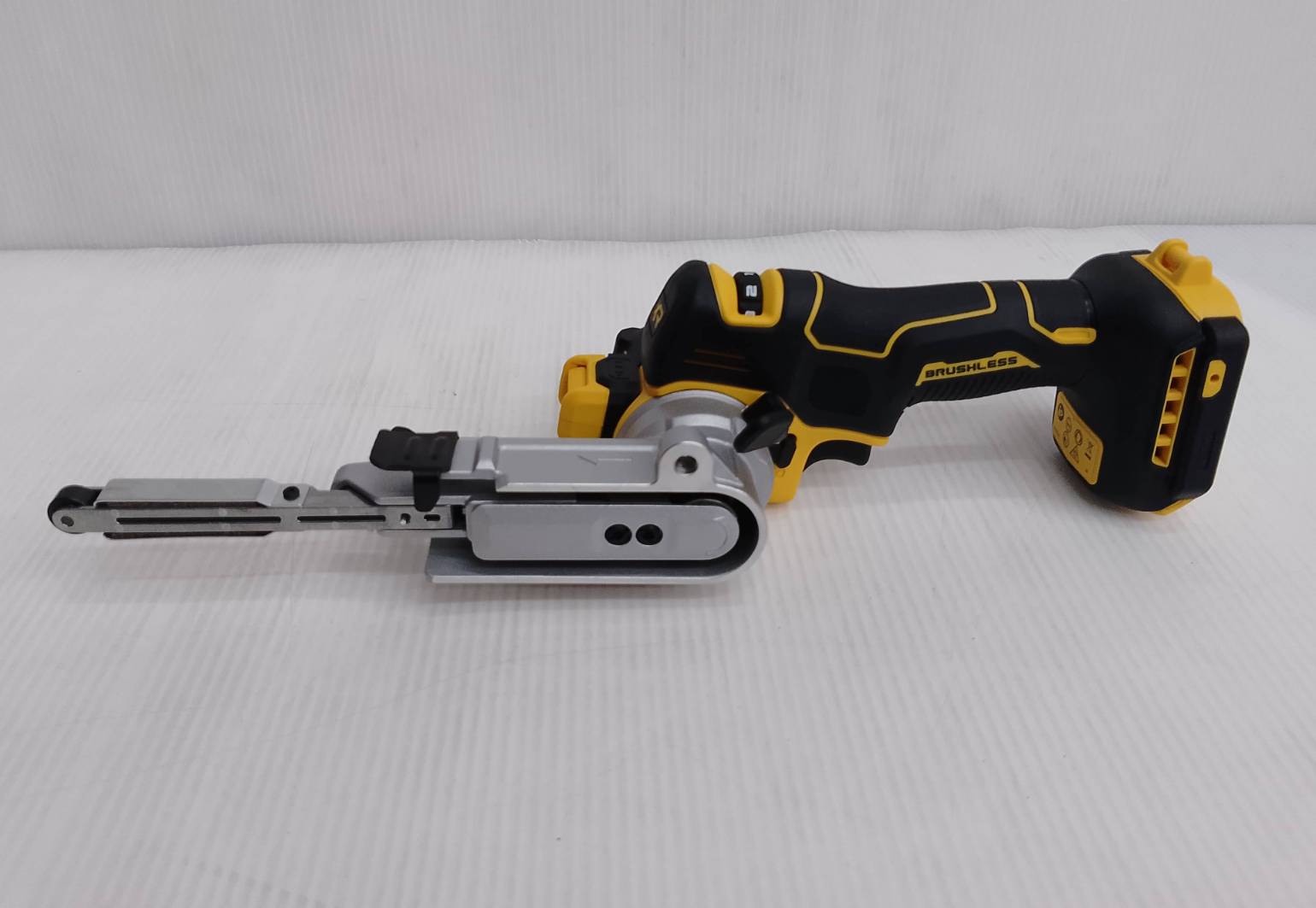 เครื่องขัดกระดาษทรายเข็มขัด20V DCM200N DEWALT (เฉพาะตัวเครื่อง)