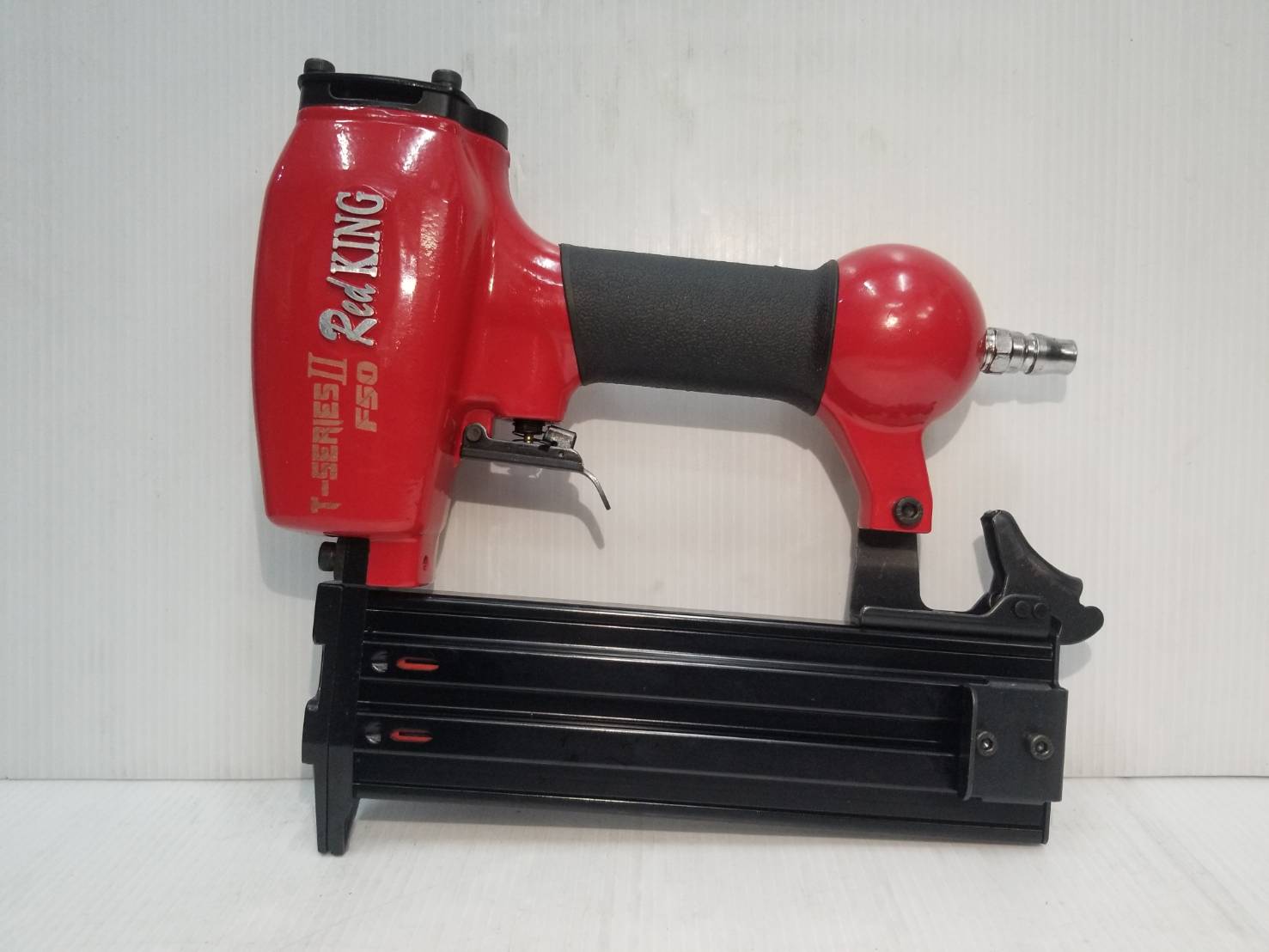 แม็กยิงตะปูลม ขาเดี่ยว F-50 REDKING (T SERIES) II เซฟตี้ไกปืน