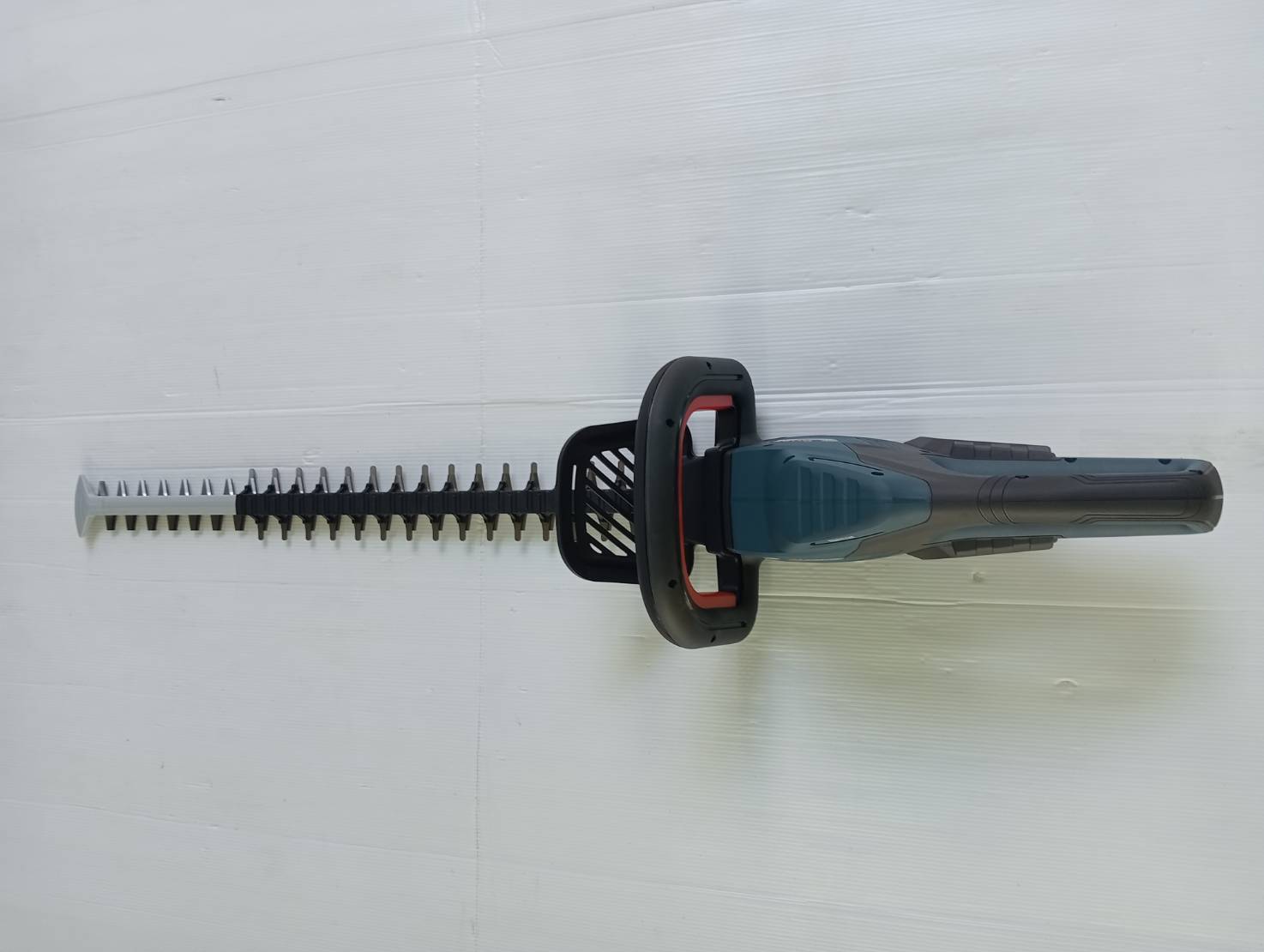เครื่องตัดแต่งพุ่มไม้24" GHE18V-60 BOSCH SOLO