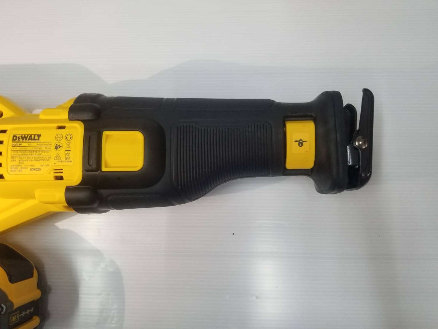เซเบอร์60V DCS389X2 DEWALT