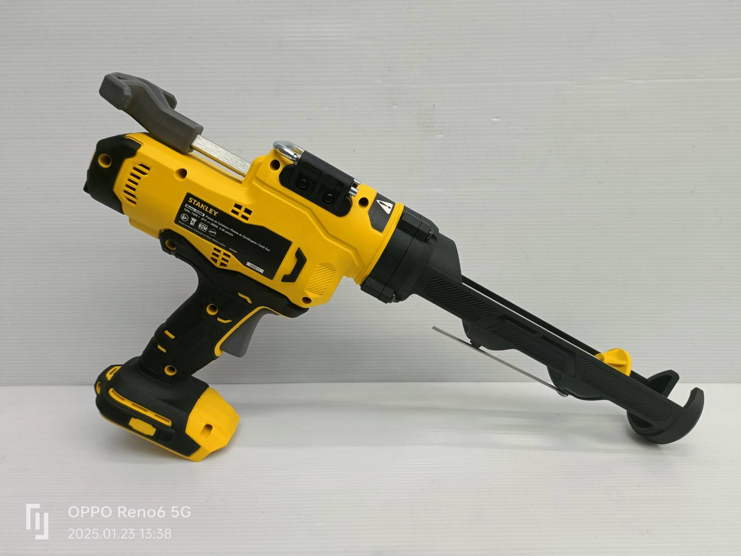 STANLEY รุ่น SCE600B-B3 ปืนยิงซิลิโคน 20V Max