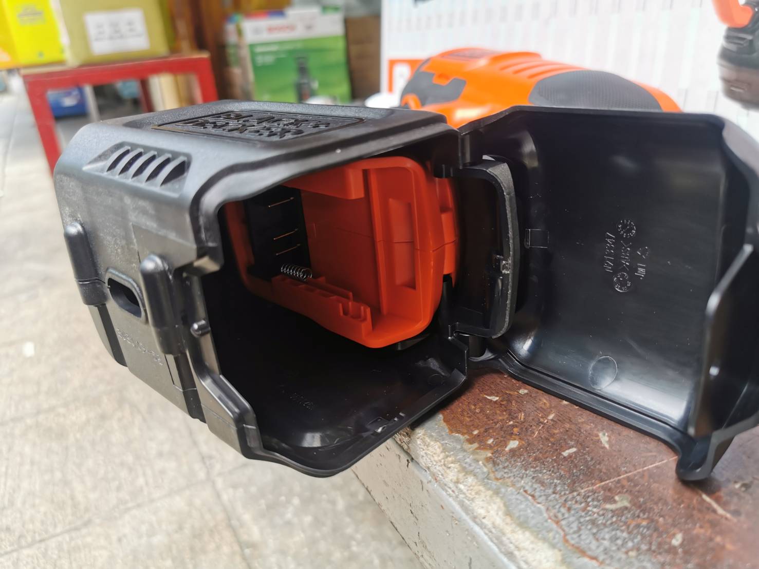 ปืนอัดฉีดแรงดันสูงไร้สาย 20V / 2.0Ah BCPC20D1 BLACK&DECKER