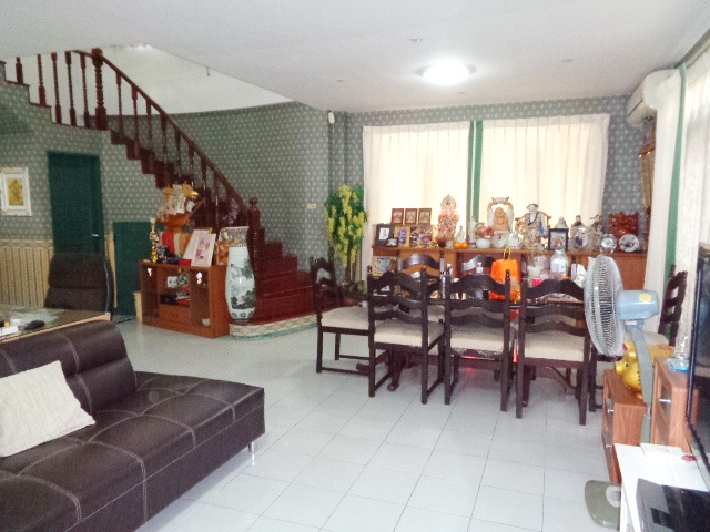 H1201 ขายบ้านเดี่ยว 50 ตร.วา หมู่บ้านวรารักษ์ อยู่ถนนเลียบคลองสอง ซอย27 ใกล้ซาฟารีเวิลด์ แชวงสามวาตะวันตก มีนบุรี ตกแต่งสวย พร้อมอยู่