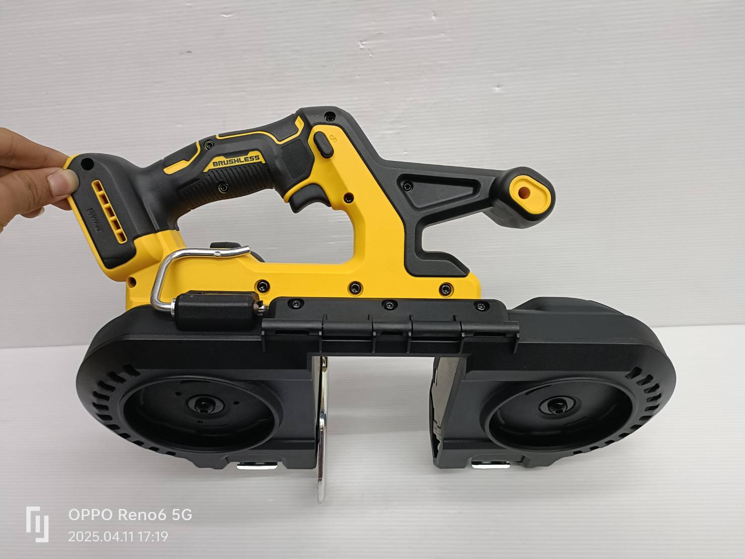 เลื่อยสายพายมือเดียว 20V DCS378B DEWALT