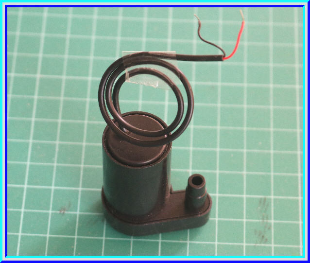 1x ปั๊มน้ำขนาดเล็ก 3-5 Vdc 80-100 L/H สีดำ แนวแกนตั้ง