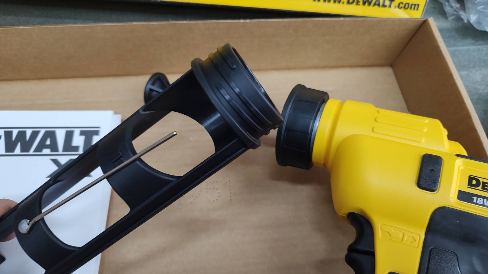 ปืนยิงยาแนวไร้สาย DEWALT DCE560N 18V. (ตัวเปล่า)
