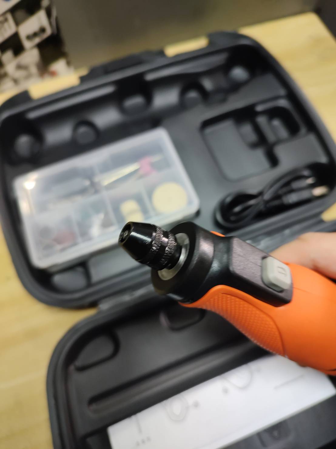เจียรอเนกประสงค์8V พร้อมอุปกรณ์35ชิ้น BCRT8K35-B1 BLACK&DECKER