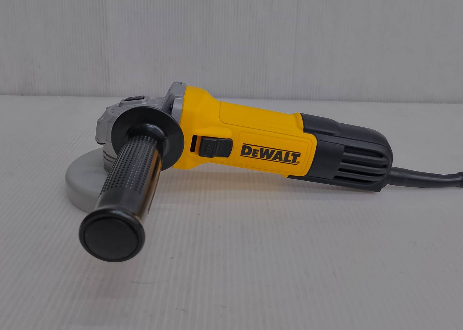 เครื่องเจียร4" DWE750S DEWALT รุ่นอัลต้าสลิม สวิตช์เลื่อนข้าง
