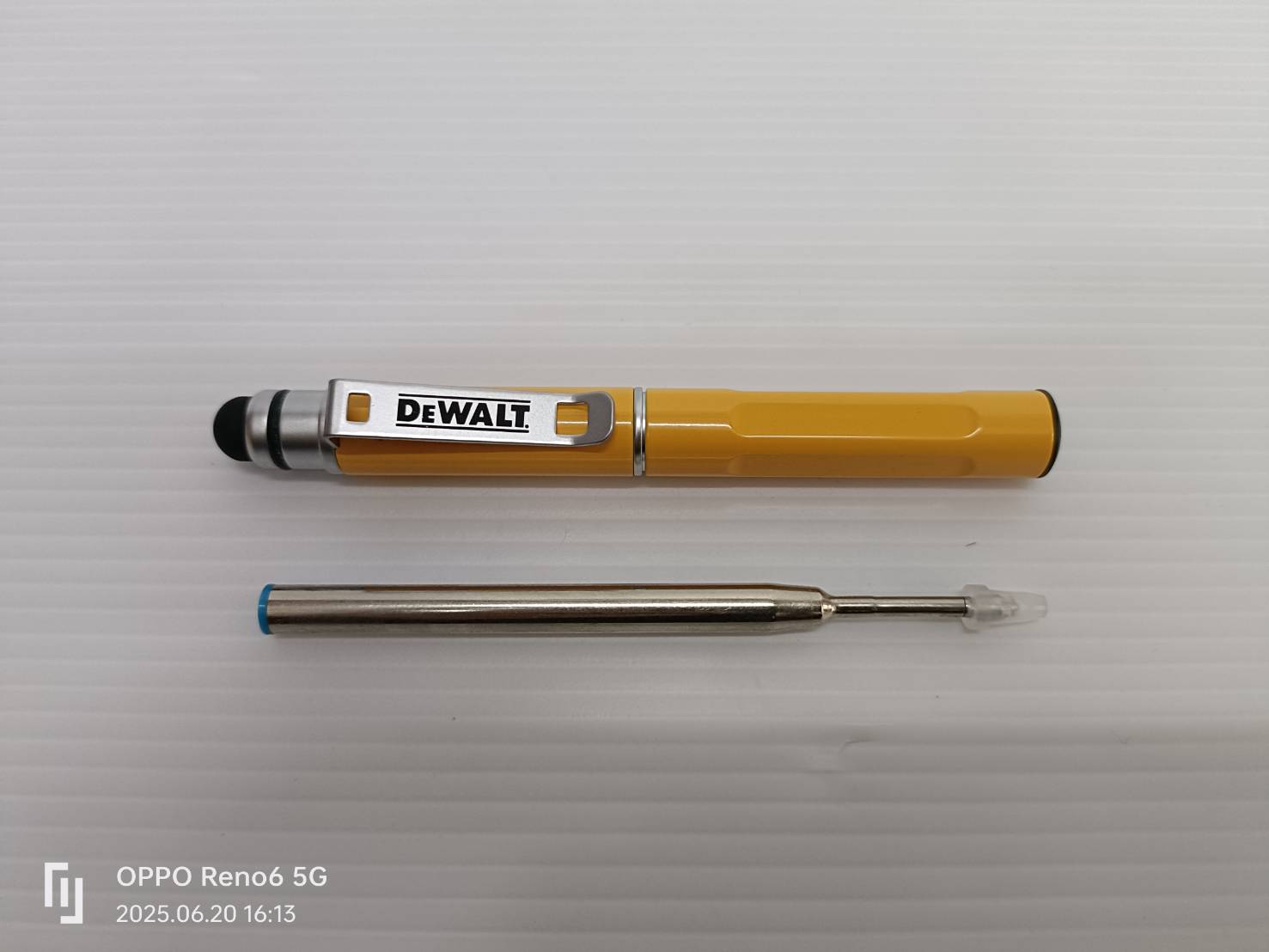 DEWALT รุ่น DXMA2151130E ปากกาสไตลัสสำหรับหน้าจอสัมผัส (3-IN-1 STYLUS POCKET PEN)