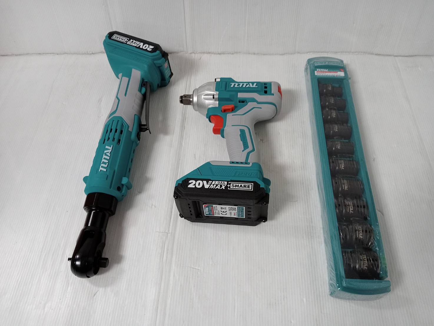 Total เครื่องยิงลูกบ๊อกซ์ + ด้ามฟรี ไร้สาย 20 โวลท์ + ชุดลูกบ๊อกซ์ (แบตเตอรี่ 2 ก้อน + แท่นชาร์จ)รุ่น TOSLI23043