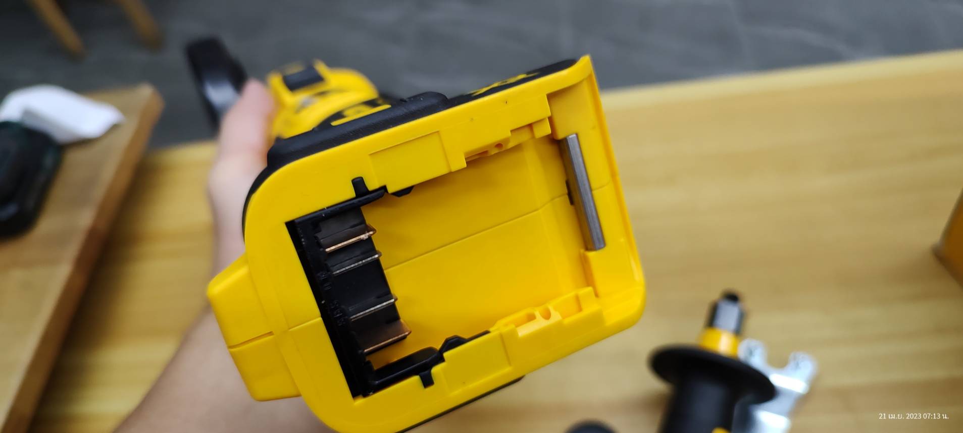 หินเจียร20V 4"-5" DCG405FN DEWALT