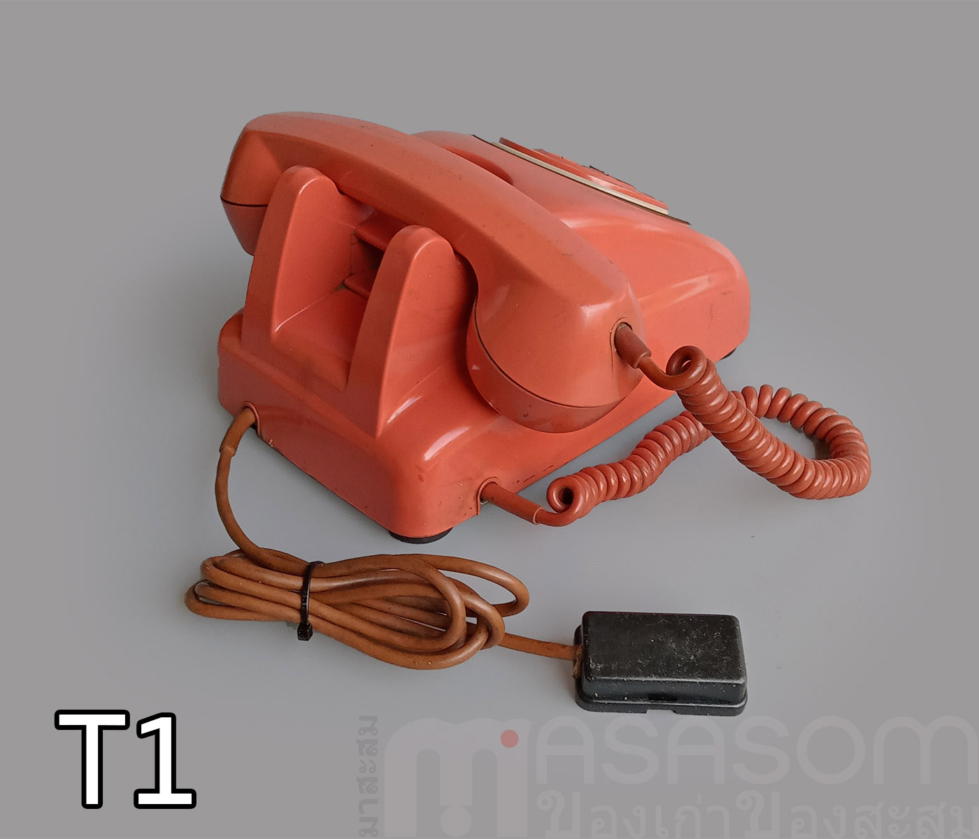 โทรศัพท์แป้นหมุนเก่าสีส้ม