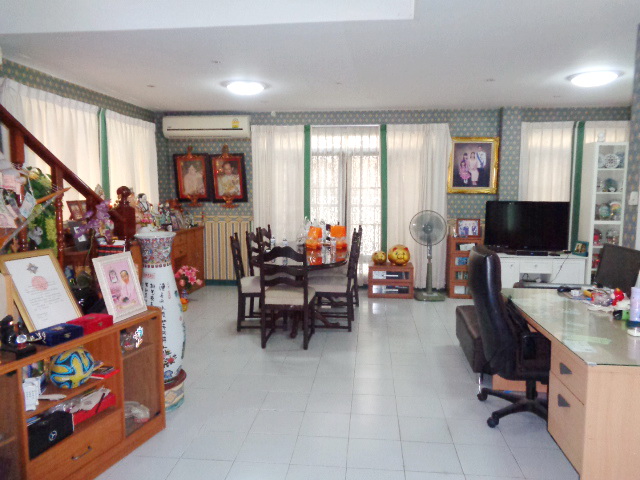 H1201 ขายบ้านเดี่ยว 50 ตร.วา หมู่บ้านวรารักษ์ อยู่ถนนเลียบคลองสอง ซอย27 ใกล้ซาฟารีเวิลด์ แชวงสามวาตะวันตก มีนบุรี ตกแต่งสวย พร้อมอยู่