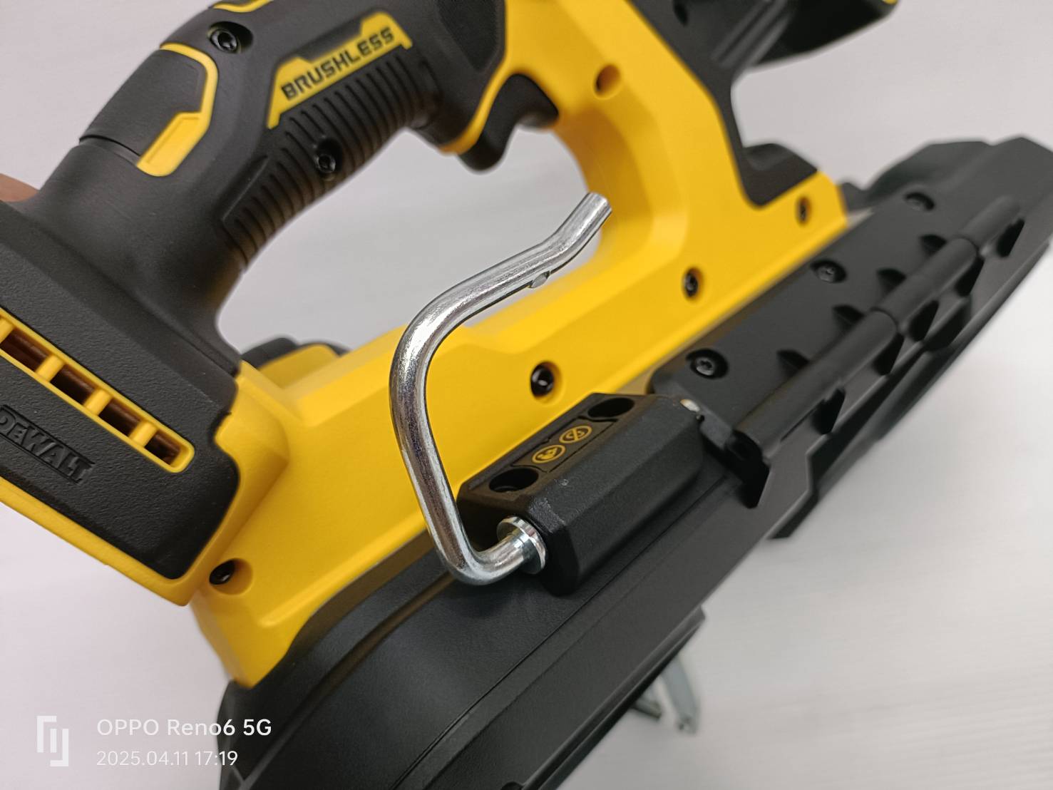 เลื่อยสายพายมือเดียว 20V DCS378B DEWALT