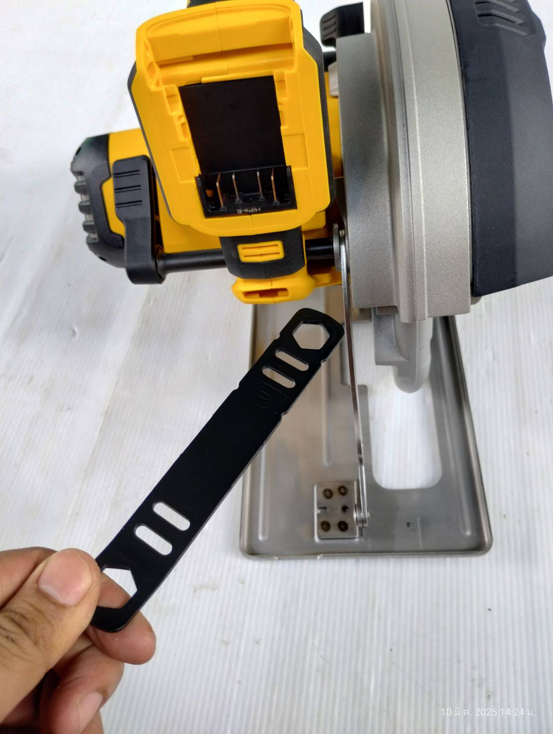 DEWALT รุ่น DCS383N-B1 เลื่อยวงเดือนตัดโลหะไร้สาย 20V Max XR ไร้แปรงถ่าน 7-1/4" (เฉพาะตัวเครื่อง)