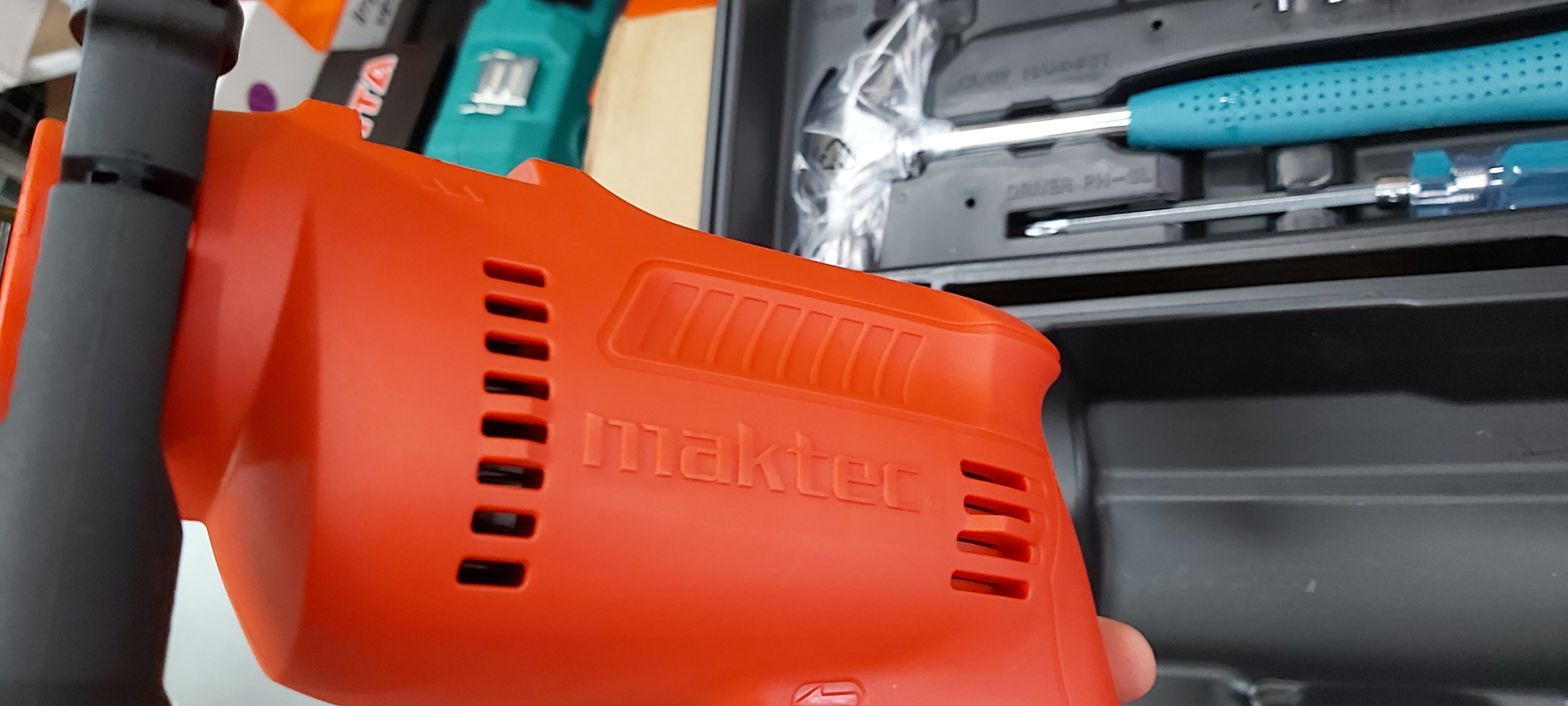 สว่านกระแทก16มิล กล่อง+อุปกรณ์ MT80BKX2 MAKTEC