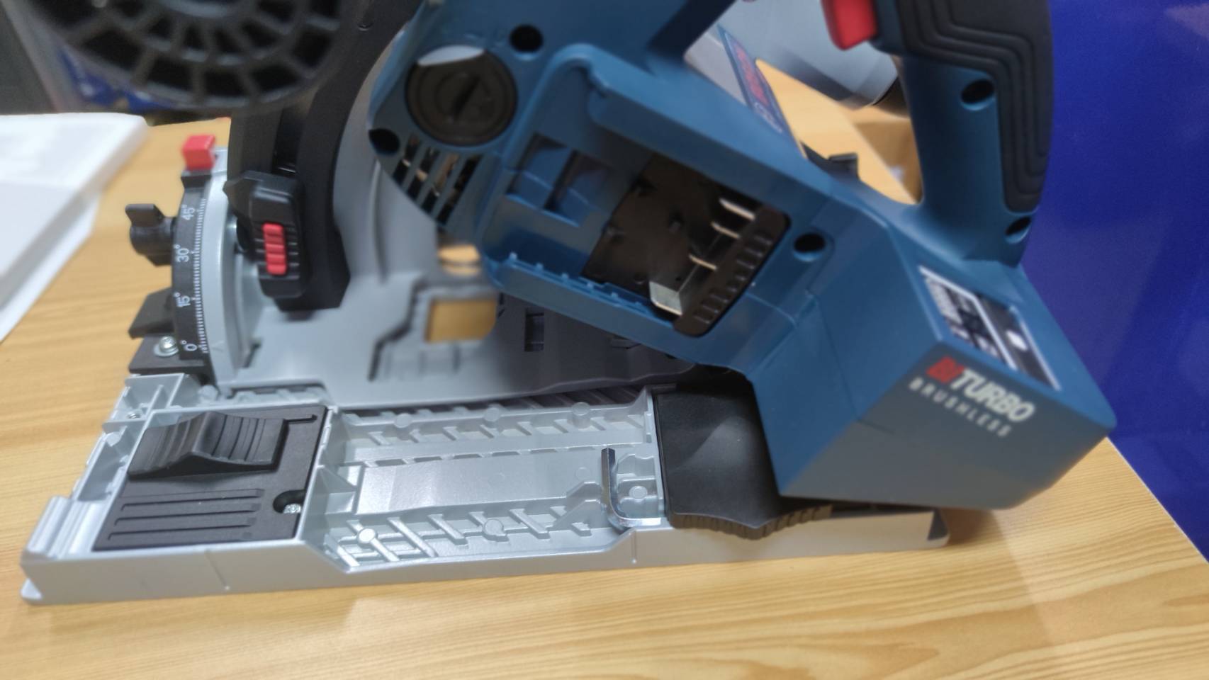 เลื่อยวงเดือนแบบรางไร้สาย GKT18V-52GC BOSCH SOLO (ไม่รวมราง)