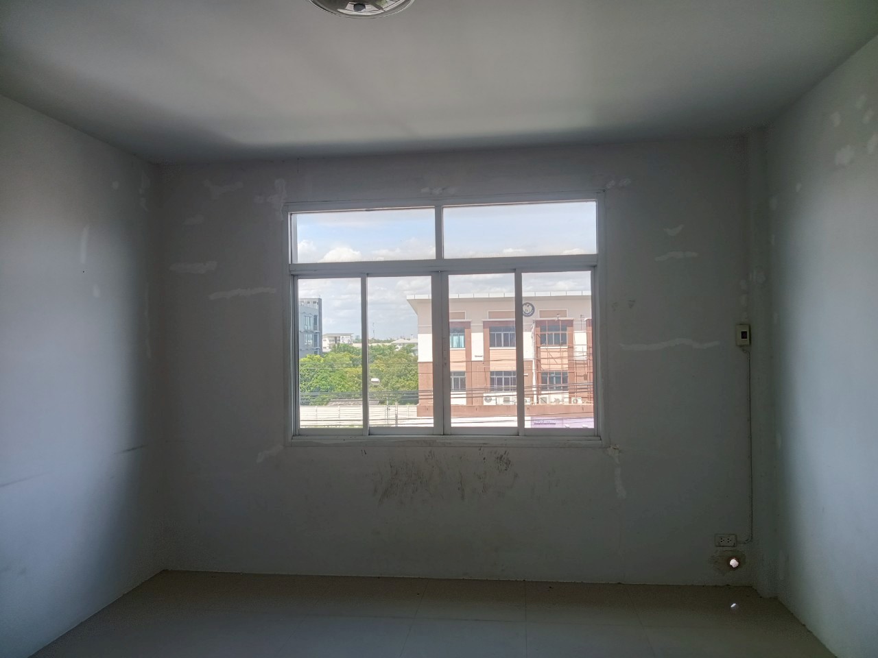 H1265 เซ้งตึกแถว 3.5ชั้น 3คูหา ใกล้วัดสวนแก้ว อยู่ติดทางเข้าวัดศรีราษฎร์ ติดถนนบางกรวย-ไทรน้อย ทำเลดี เหมาะค้าขายหรือทำธุรกิจ