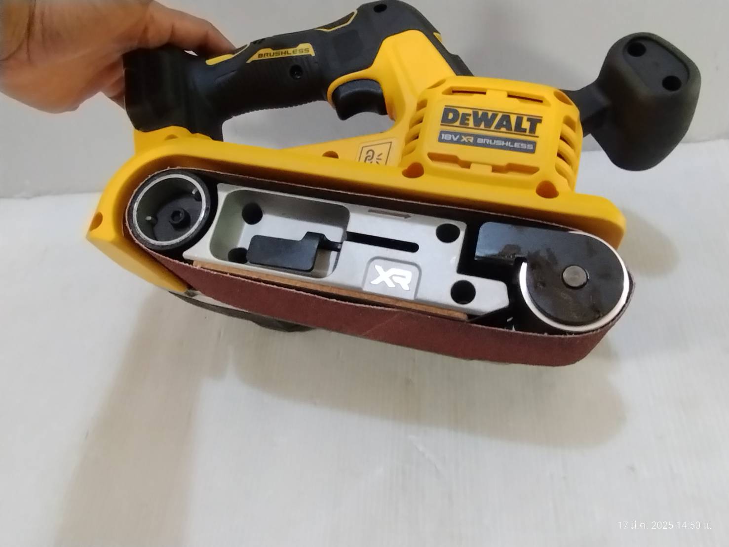 เครื่องขัดกระดาษทรายสายพาน20V DCW220N Dewalt (ตัวเปล่า)