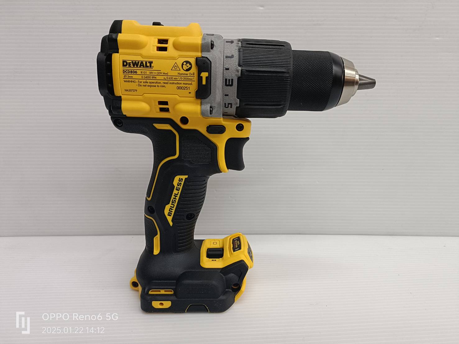 DEWALT สว่านกระแทกไร้สาย 20V DCD806N-B1 (ตัวเปล่า)