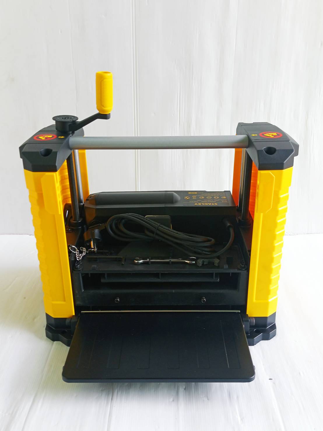 STANLEY เครื่องรีดไม้ไฟฟ้า 12 นิ้ว STP18-B1 (1800 วัตต์) รับประกันศูนย์ 2 ปี