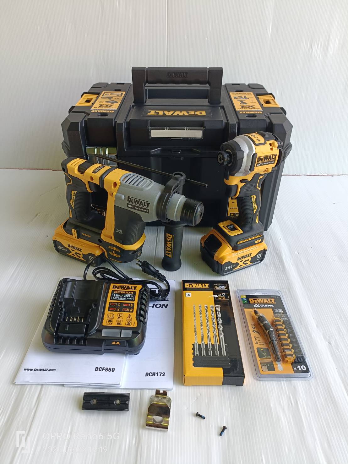 DEWALT รุ่น DCK2213P2TA-B1 ชุดคอมโบ้ไขควงกระแทกและสว่านโรตารี่ไร้สาย