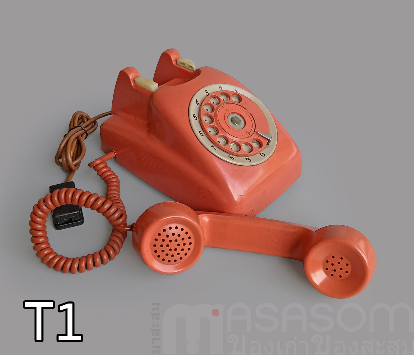 โทรศัพท์แป้นหมุนเก่าสีส้ม