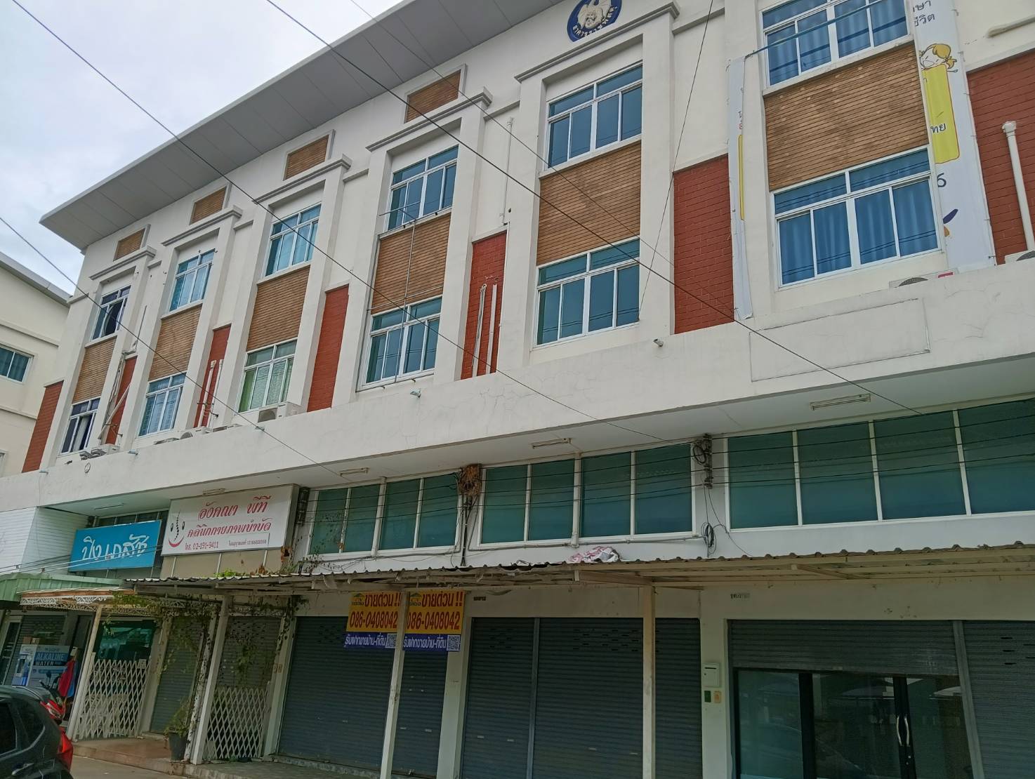 H1265 เซ้งตึกแถว 3.5ชั้น 3คูหา ใกล้วัดสวนแก้ว อยู่ติดทางเข้าวัดศรีราษฎร์ ติดถนนบางกรวย-ไทรน้อย ทำเลดี เหมาะค้าขายหรือทำธุรกิจ