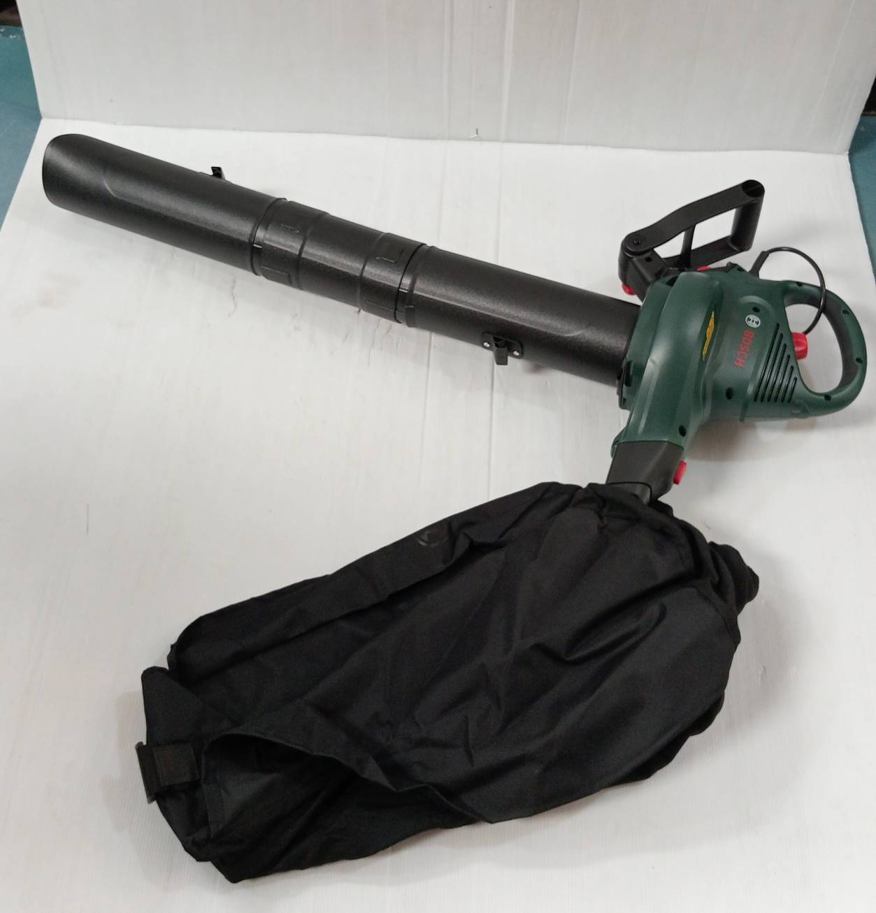 เครื่องดูดเป่าใบไม้ UniversalGardenTidy 3000 BOSCH