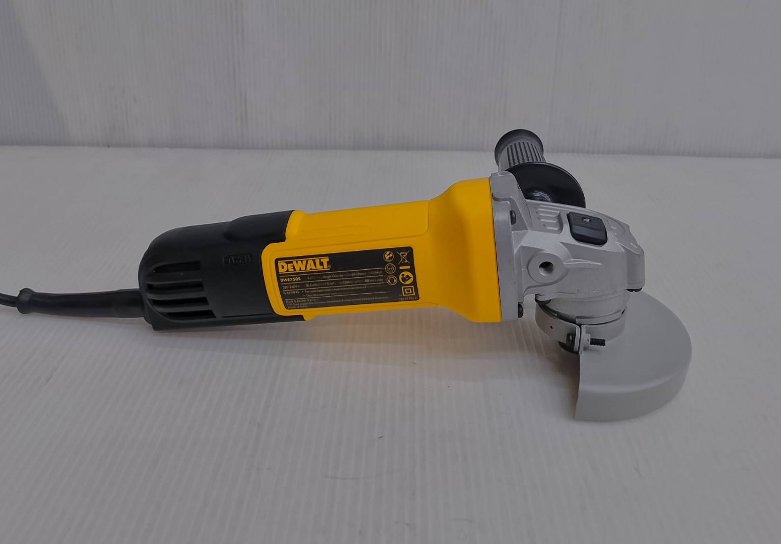 เครื่องเจียร4" DWE750S DEWALT รุ่นอัลต้าสลิม สวิตช์เลื่อนข้าง