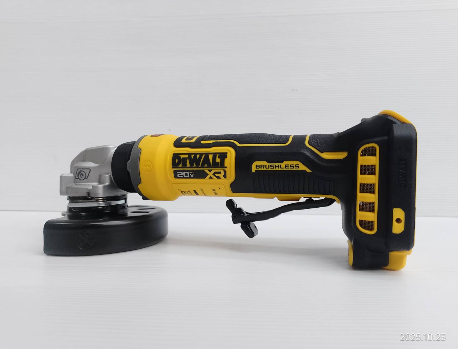 DEWALT เครื่องเจียรไร้สาย 4 นิ้ว 20V DCG400N-B1 (ตัวเปล่า) รับประกันศูนย์ 3 ปี