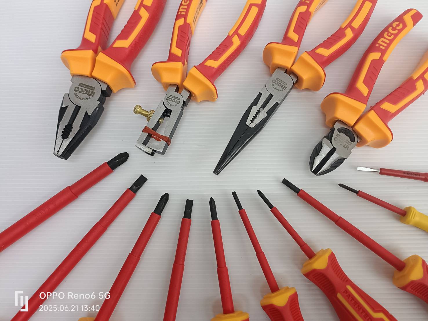 ชุดเครื่องมือช่าง 16 ตัวชุด หุ้มฉนวน กันไฟฟ้า 1000 โวลท์ (พร้อมกระเป๋า) HKITH1601 INGCO