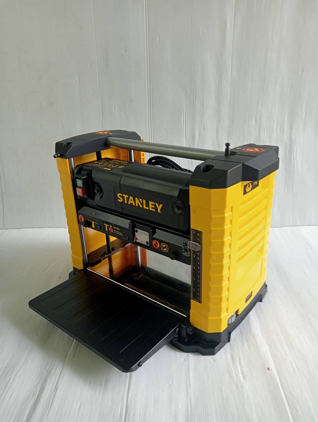 STANLEY เครื่องรีดไม้ไฟฟ้า 12 นิ้ว STP18-B1 (1800 วัตต์) รับประกันศูนย์ 2 ปี