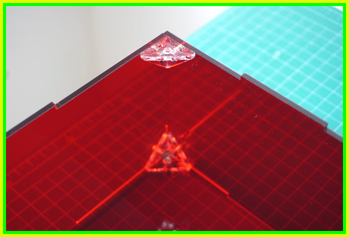 1x กล่องอะคริลิคสีแดงใสรุ่น MB3025 ขนาด 300x250x100 มม.