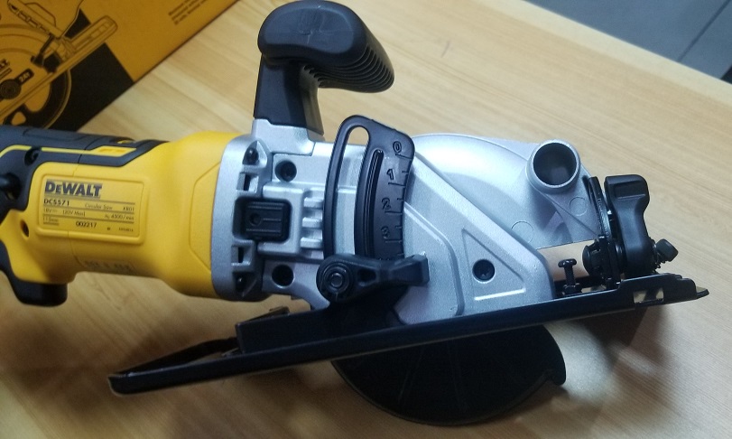 เลื่อยวงเดือน4" 20V DCS571N DEWALT