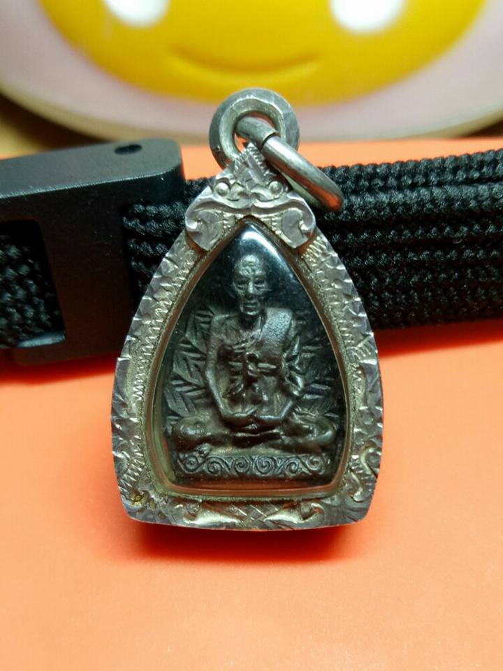 เหรียญหล่อใบโพธิ์ เนื้อนวะโลหะ ปี 2518 หลวงพ่อเอีย วัดบ้านด่าน เลี่ยมเงินสั่งทำหนาๆ สภาพสวยเดิม
