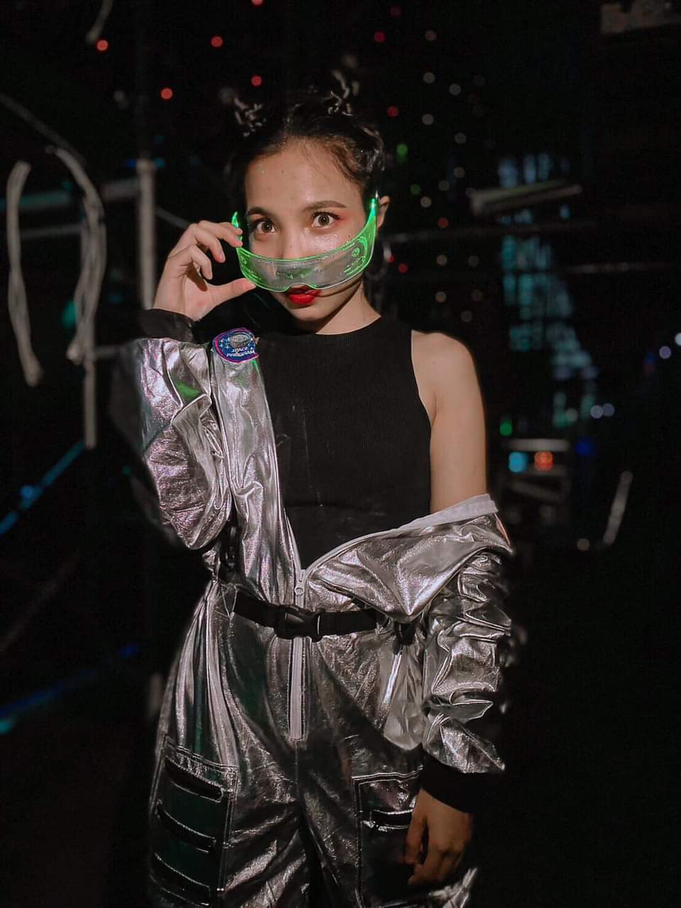 ชุดนักบินอวกาศสีเงิน พร้อมแว่นตาเรืองแสง