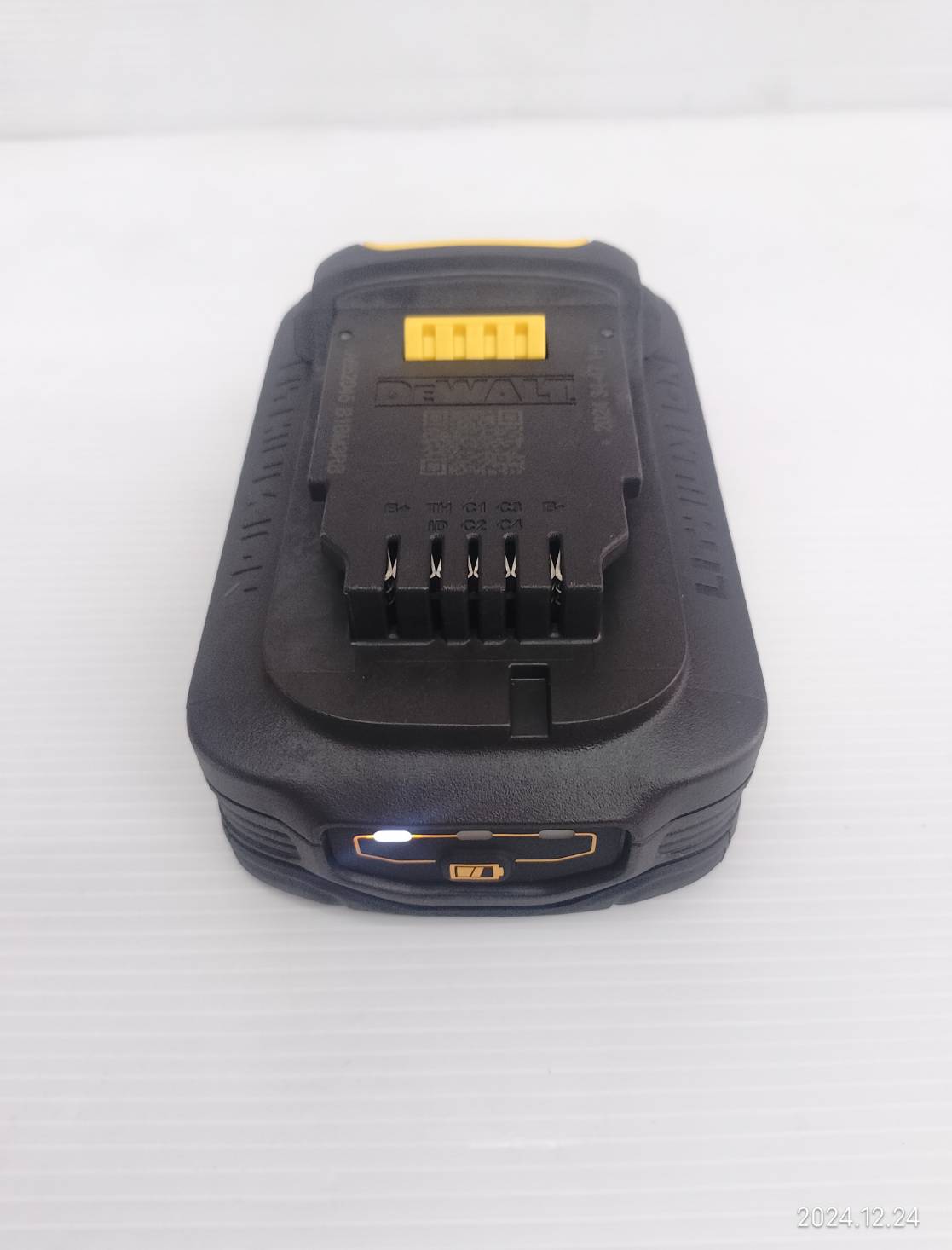 DEWALT แบตเตอรี่ Powerstack 20V / 5.0Ah DCBP520G-B1 (ยางกันกระแทก)